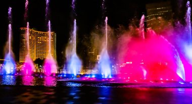 Bangkok, Tayland - 25 Eylül 2023: Bangkok şehrinin en iyi simgesi olan Chao Praya Nehri boyunca farklı lazer aydınlatma efektleriyle Icon Siam River multi media 'da fıskiye dansı