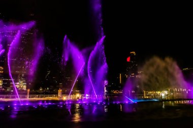 Bangkok, Tayland 25 Eylül 2023 Icon Siam Nehri Parkı multi medyasında Bangkok şehrinin en iyi simgesi olan Chao Praya Nehri boyunca farklı lazer ışık efektleriyle dans