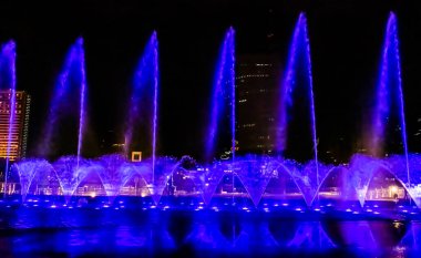Bangkok, Tayland - 25 Eylül 2023: Bangkok şehrinin en iyi simgesi olan Chao Praya Nehri boyunca farklı lazer aydınlatma efektleriyle Icon Siam River multi media 'da fıskiye dansı