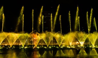 Bangkok, Tayland - 25 Eylül 2023: Bangkok şehrinin en iyi simgesi olan Chao Praya Nehri boyunca farklı lazer aydınlatma efektleriyle Icon Siam River multi media 'da fıskiye dansı