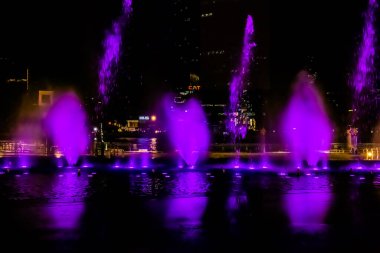 Bangkok, Tayland - 25 Eylül 2023: Bangkok şehrinin en iyi simgesi olan Chao Praya Nehri boyunca farklı lazer aydınlatma efektleriyle Icon Siam River multi media 'da fıskiye dansı