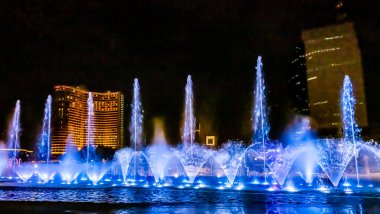 Bangkok, Tayland - 25 Eylül 2023: Bangkok şehrinin en iyi simgesi olan Chao Praya Nehri boyunca farklı lazer aydınlatma efektleriyle Icon Siam River multi media 'da fıskiye dansı