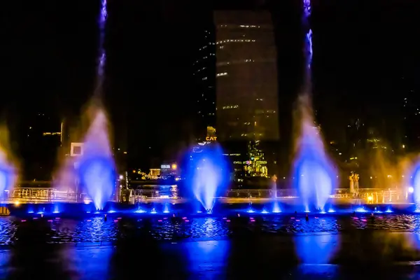 泰国曼谷 2023年9月25日 在泰国曼谷市最好的地标 潮普拉亚河畔的Icon Siam River公园 喷泉在不同激光照明效果的多媒体上跳舞 — 图库照片