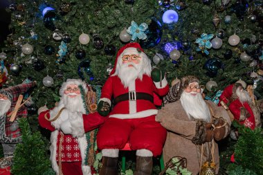 Noel Baba oyuncağı Noel ağacının önünde dünyanın dört bir yanındaki Xmas festivalinde renkli oyuncaklarla süslenmiş.