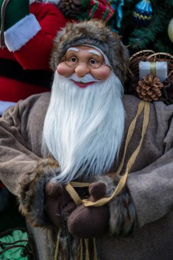 Noel Baba oyuncağı Noel ağacının önünde dünyanın dört bir yanındaki Xmas festivalinde renkli oyuncaklarla süslenmiş.
