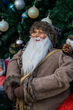 Noel Baba oyuncağı Noel ağacının önünde dünyanın dört bir yanındaki Xmas festivalinde renkli oyuncaklarla süslenmiş.