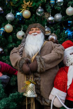 Noel Baba oyuncağı Noel ağacının önünde dünyanın dört bir yanındaki Xmas festivalinde renkli oyuncaklarla süslenmiş.