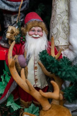 Noel Baba oyuncağı Noel ağacının önünde dünyanın dört bir yanındaki Xmas festivalinde renkli oyuncaklarla süslenmiş.