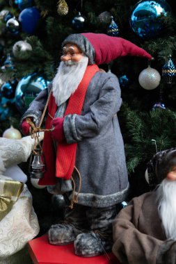 Noel Baba oyuncağı Noel ağacının önünde dünyanın dört bir yanındaki Xmas festivalinde renkli oyuncaklarla süslenmiş.