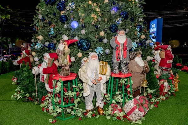 Noel Baba oyuncağı Noel ağacının önünde dünyanın dört bir yanındaki Xmas festivalinde renkli oyuncaklarla süslenmiş.