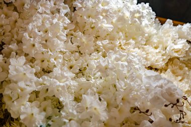 Kapalı ya da açık hava dekorasyonu için yapay çiçekler, farklı desen biçimleri, arkaplan ya da arkaplan ve genel amaçlar için kullanılır.