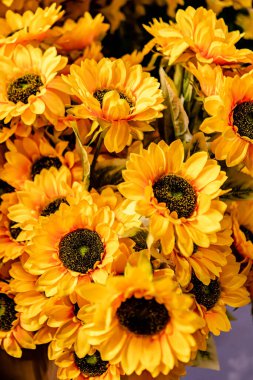 Kapalı ya da açık hava dekorasyonu için yapay çiçekler, farklı desen biçimleri, arkaplan ya da arkaplan ve genel amaçlar için kullanılır.