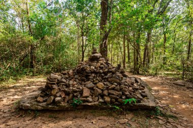 Phu Kradueng yolu boyunca turistler tarafından yapılan taş yığını.