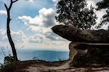 Phu Kradueng Ulusal Parkı, Loei Eyaleti, Tayland 'ın derin ormanlarındaki şelale çevresinde kayalar olan güzel yağmur ormanları..