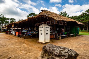 Phu Kradueng Tabelaları Yamaç, Şelale ve turistler için Loei, Tayland 'da Phu Kradueng' in tepesinde yürüyüş yeri.