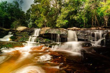 Phu Kradueng 'in tepesindeki ormanlık alana düşen su.