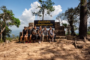 Loei, Tayland - 5 Kasım 2023: Turistler Phukradueng Fatihi 'ni tebrik işareti ile Phu Kradueng Ulusal Parkı' nın tepesine tırmanmayı ve yürümeyi seviyorlar.