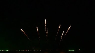 Havai fişekler Tayland 'da Pattaya' da 24-25 Kasım 2023 tarihlerinde farklı model stilleri ve renk tonlarını gösteriyor..