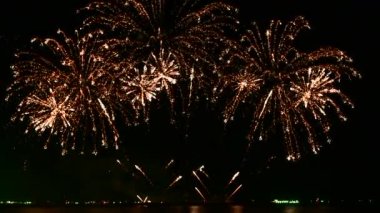 Havai fişekler Tayland 'da Pattaya' da 24-25 Kasım 2023 tarihlerinde farklı model stilleri ve renk tonlarını gösteriyor..