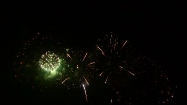 Havai fişekler Tayland 'da Pattaya' da 24-25 Kasım 2023 tarihlerinde farklı model stilleri ve renk tonlarını gösteriyor..