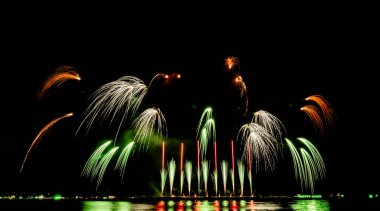 Gece karanlığında izole edilmiş bulanık kavramların altında havai fişek gösterisi, Tayland 'da 24-25 Kasım' da Pattaya 'da yapılacak Uluslararası Havai fişek Festivali için..