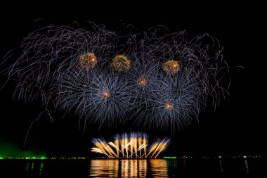 Gece karanlığında izole edilmiş bulanık kavramların altında havai fişek gösterisi, Tayland 'da 24-25 Kasım' da Pattaya 'da yapılacak Uluslararası Havai fişek Festivali için..