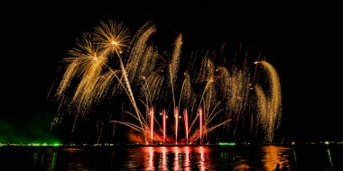 Gece karanlığında izole edilmiş bulanık kavramların altında havai fişek gösterisi, Tayland 'da 24-25 Kasım' da Pattaya 'da yapılacak Uluslararası Havai fişek Festivali için..