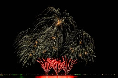 Gece karanlığında izole edilmiş bulanık kavramların altında havai fişek gösterisi, Tayland 'da 24-25 Kasım' da Pattaya 'da yapılacak Uluslararası Havai fişek Festivali için..
