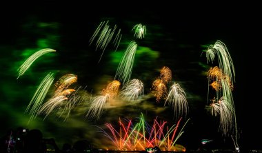 Gece karanlığında izole edilmiş bulanık kavramların altında havai fişek gösterisi, Tayland 'da 24-25 Kasım' da Pattaya 'da yapılacak Uluslararası Havai fişek Festivali için.