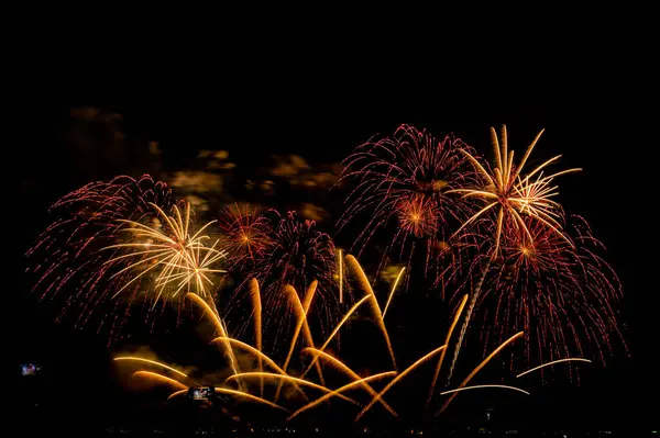 Gece karanlığında izole edilmiş bulanık kavramların altında havai fişek gösterisi, Tayland 'da 24-25 Kasım' da Pattaya 'da yapılacak Uluslararası Havai fişek Festivali için.