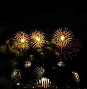 Gece karanlığında izole edilmiş bulanık kavramların altında havai fişek gösterisi, Tayland 'da 24-25 Kasım' da Pattaya 'da yapılacak Uluslararası Havai fişek Festivali için.
