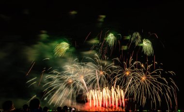 Gece karanlığında izole edilmiş bulanık kavramların altında havai fişek gösterisi, Tayland 'da 24-25 Kasım' da Pattaya 'da yapılacak Uluslararası Havai fişek Festivali için.
