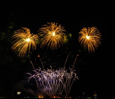 Gece karanlığında izole edilmiş bulanık kavramların altında havai fişek gösterisi, Tayland 'da 24-25 Kasım' da Pattaya 'da yapılacak Uluslararası Havai fişek Festivali için.