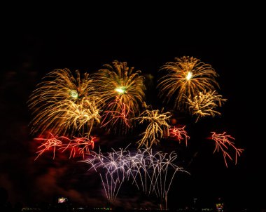 Gece karanlığında izole edilmiş bulanık kavramların altında havai fişek gösterisi, Tayland 'da 24-25 Kasım' da Pattaya 'da yapılacak Uluslararası Havai fişek Festivali için.