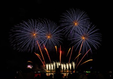 Gece karanlığında izole edilmiş bulanık kavramların altında havai fişek gösterisi, Tayland 'da 24-25 Kasım' da Pattaya 'da yapılacak Uluslararası Havai fişek Festivali için.