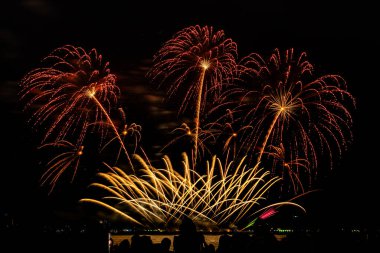 Gece karanlığında izole edilmiş bulanık kavramların altında havai fişek gösterisi, Tayland 'da 24-25 Kasım' da Pattaya 'da yapılacak Uluslararası Havai fişek Festivali için.