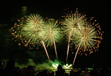 Gece karanlığında izole edilmiş bulanık kavramların altında havai fişek gösterisi, Tayland 'da 24-25 Kasım' da Pattaya 'da yapılacak Uluslararası Havai fişek Festivali için.
