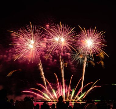 Gece karanlığında izole edilmiş bulanık kavramların altında havai fişek gösterisi, Tayland 'da 24-25 Kasım' da Pattaya 'da yapılacak Uluslararası Havai fişek Festivali için.