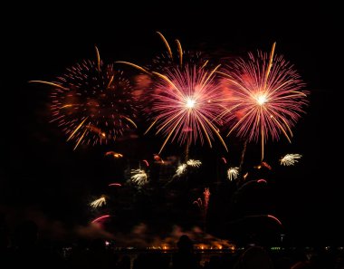 Gece karanlığında izole edilmiş bulanık kavramların altında havai fişek gösterisi, Tayland 'da 24-25 Kasım' da Pattaya 'da yapılacak Uluslararası Havai fişek Festivali için.