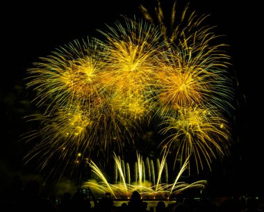 Gece karanlığında izole edilmiş bulanık kavramların altında havai fişek gösterisi, Tayland 'da 24-25 Kasım' da Pattaya 'da yapılacak Uluslararası Havai fişek Festivali için.