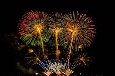 Gece karanlığında izole edilmiş bulanık kavramların altında havai fişek gösterisi, Tayland 'da 24-25 Kasım' da Pattaya 'da yapılacak Uluslararası Havai fişek Festivali için.