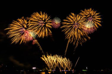 Gece karanlığında izole edilmiş bulanık kavramların altında havai fişek gösterisi, Tayland 'da 24-25 Kasım' da Pattaya 'da yapılacak Uluslararası Havai fişek Festivali için.