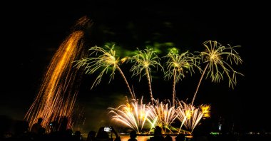 Gece karanlığında izole edilmiş bulanık kavramların altında havai fişek gösterisi, Tayland 'da 24-25 Kasım' da Pattaya 'da yapılacak Uluslararası Havai fişek Festivali için.