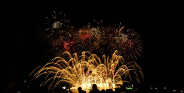 Gece karanlığında izole edilmiş bulanık kavramların altında havai fişek gösterisi, Tayland 'da 24-25 Kasım' da Pattaya 'da yapılacak Uluslararası Havai fişek Festivali için.