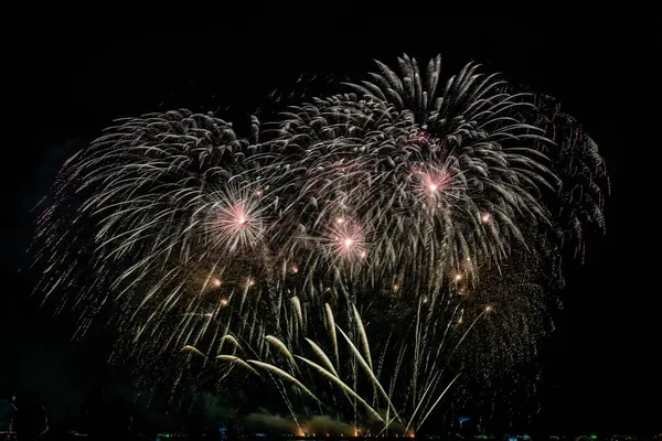 Gece karanlığında izole edilmiş bulanık kavramların altında havai fişek gösterisi, Tayland 'da 24-25 Kasım' da Pattaya 'da yapılacak Uluslararası Havai fişek Festivali için.