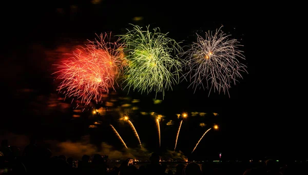 Gece karanlığında izole edilmiş bulanık kavramların altında havai fişek gösterisi, Tayland 'da 24-25 Kasım' da Pattaya 'da yapılacak Uluslararası Havai fişek Festivali için.