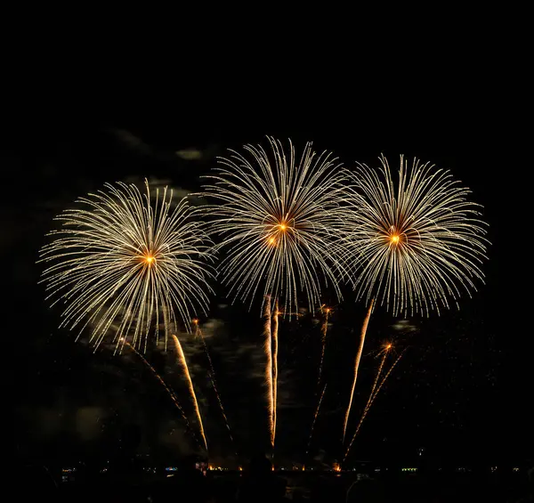 Gece karanlığında izole edilmiş bulanık kavramların altında havai fişek gösterisi, Tayland 'da 24-25 Kasım' da Pattaya 'da yapılacak Uluslararası Havai fişek Festivali için.