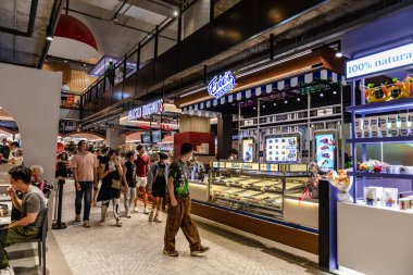 Bangkok, Tayland. - 1 Aralık 2023: Sukhumvit bölgesindeki yeni EMSPhere mağazasının Xmas mevsimi ortamı. İnsanlar alışveriş yapmayı ve burada yemek yemeyi seviyor, mutlu bir şekilde..
