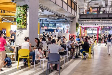 Bangkok, Tayland. - 1 Aralık 2023: Sukhumvit bölgesindeki yeni EMSPhere mağazasının Xmas mevsimi ortamı. İnsanlar alışveriş yapmayı ve burada yemek yemeyi seviyor, mutlu bir şekilde..