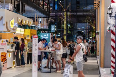 Bangkok, Tayland. - 1 Aralık 2023: Sukhumvit bölgesindeki yeni EMSPhere mağazasının Xmas mevsimi ortamı. İnsanlar alışveriş yapmayı ve burada yemek yemeyi seviyor, mutlu bir şekilde..
